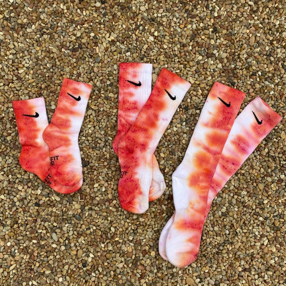 :: CORAL  :: ONE PAIR OF FADED WAVY TIE DYE CREW NIKE SOCKS